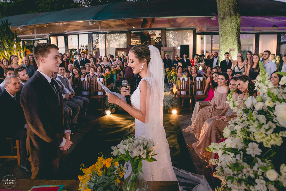 Fotografia de casamento pelo fotógrafo Guilherme Santos na região de Jaú Sp, Bauru Sp, noiva bebendo tequila com os convidados em festa de casamento.